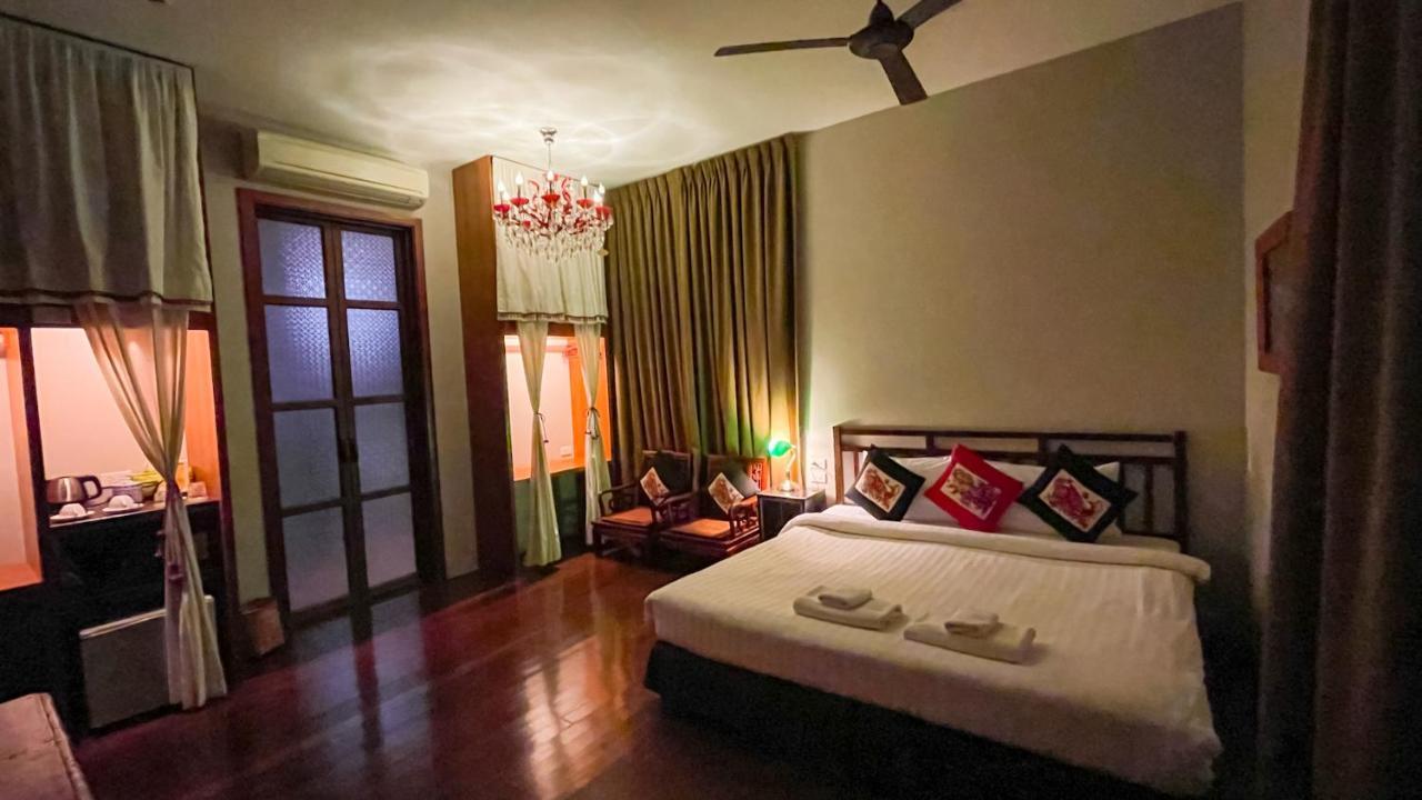 Deluxe Canal View King Bed