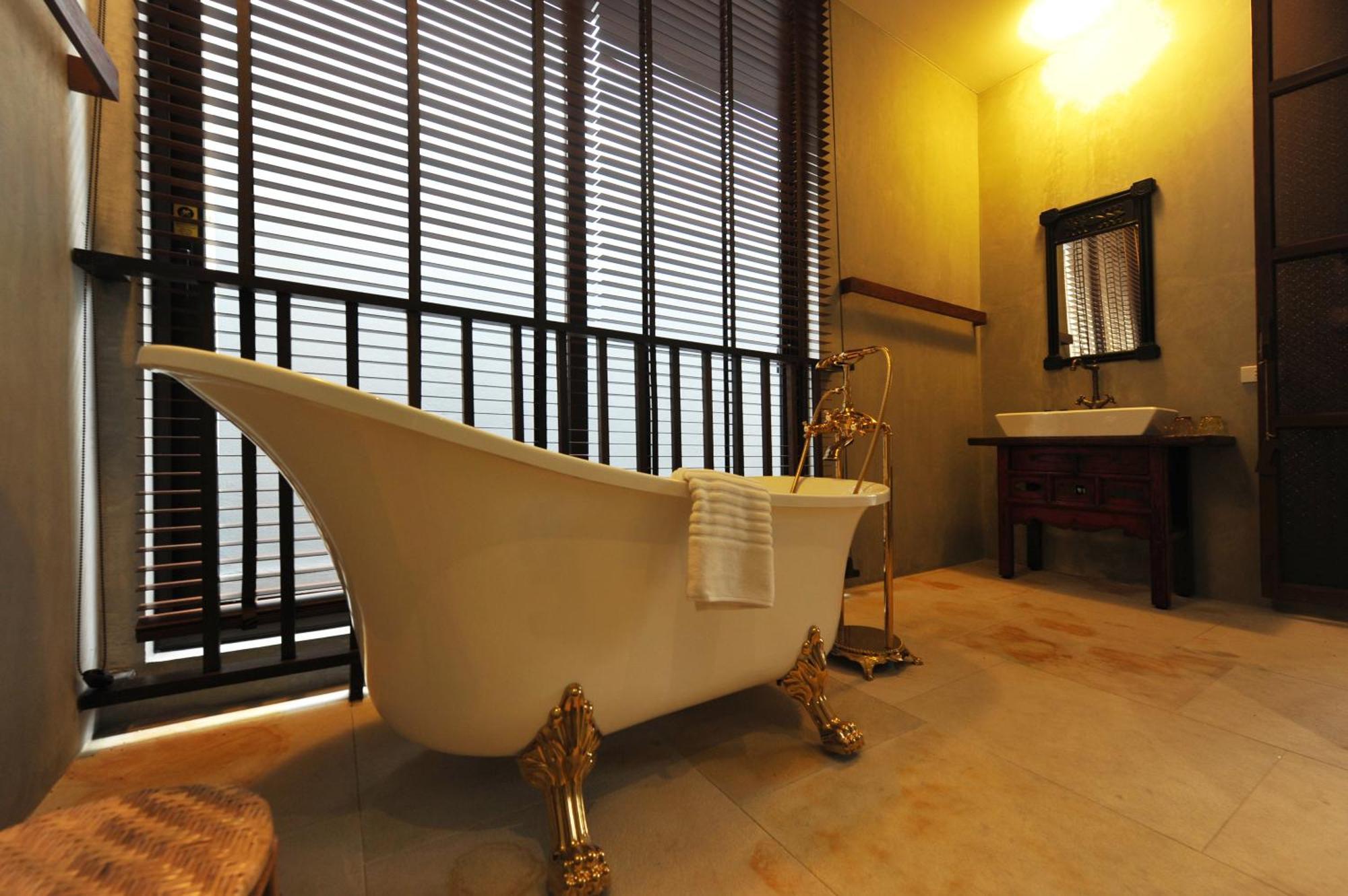 Deluxe Canal View King Bed